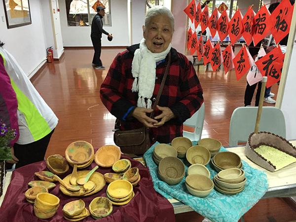 廣州八旬阿婆用番薯芋頭烤出“可食碗”