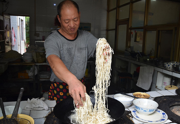 鄉(xiāng)村廚師做炒面，方法奇特不多見