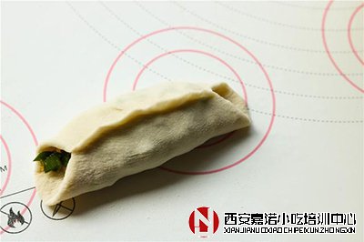 鍋貼培訓(xùn)這么做才好吃_鮮美多汁鍋貼培訓(xùn)的做法