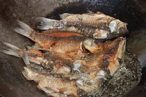 自貢風(fēng)味鍋巴鯽魚(yú)的做法